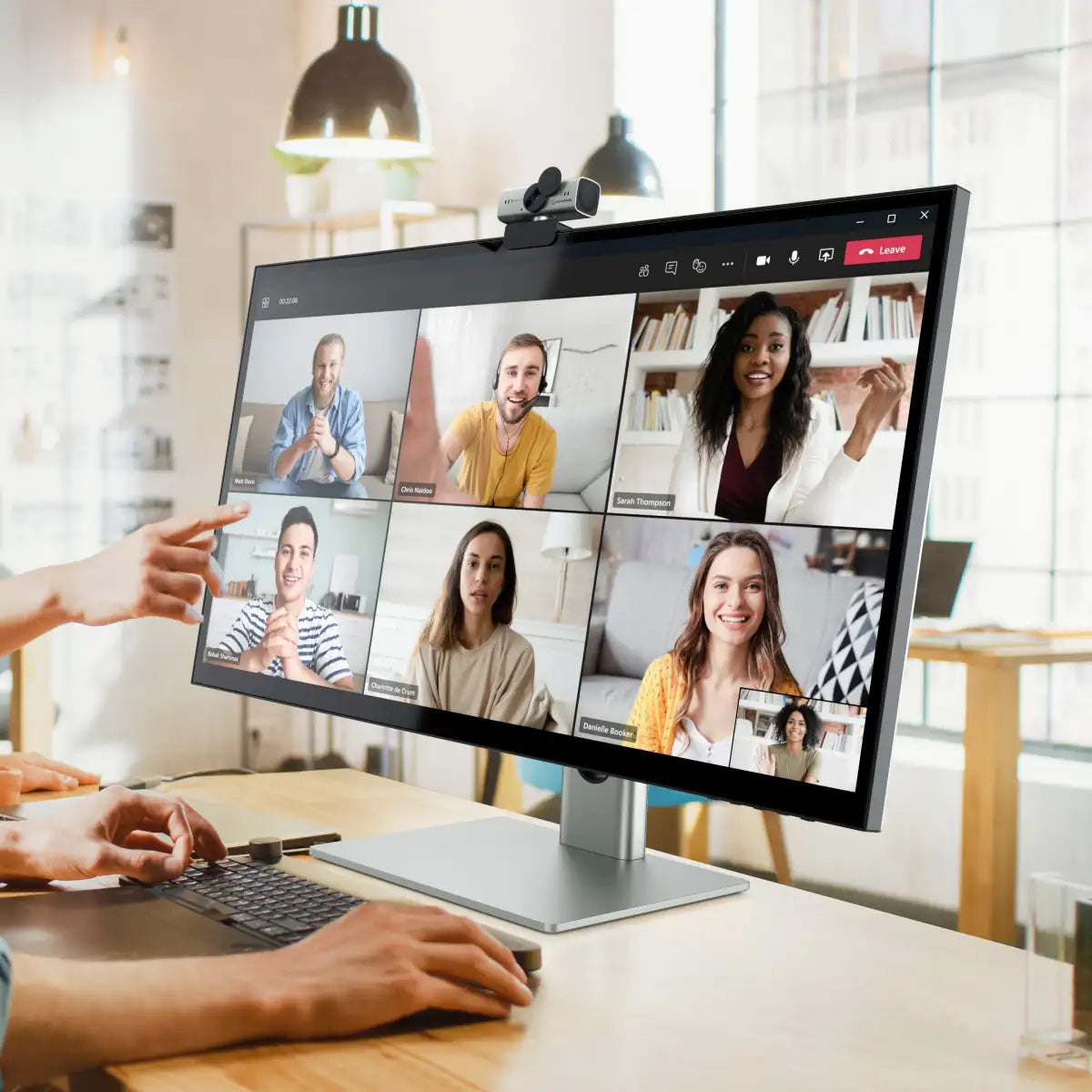 CLARITY 27'' UHD 4K Monitor + Iris Webcam A09